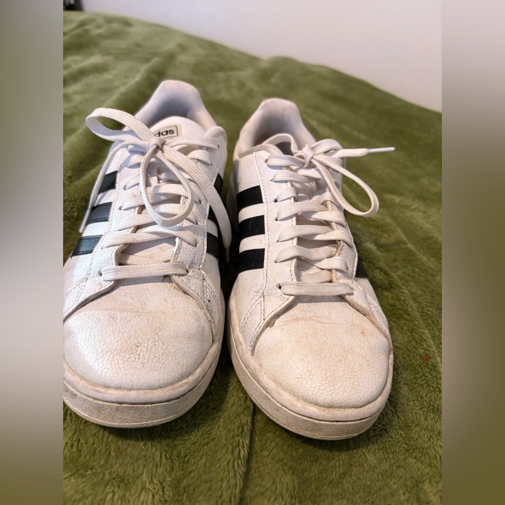 Adidas gazelle sneakers in white leather with black stripes. Used condition. 8.5